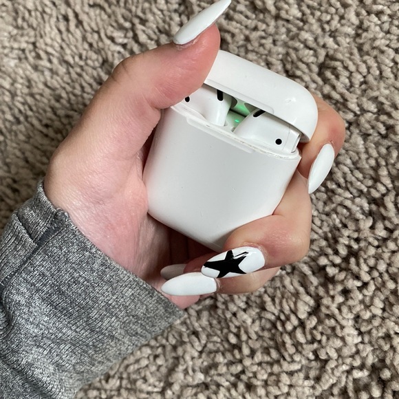 apple airpods - Picture 1 of 6